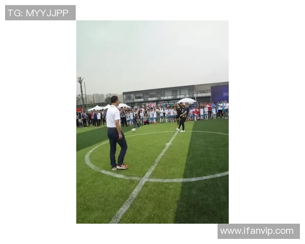 在城市的高空舞台上追逐梦想的足球明星故事 在城市的高空舞台上追逐梦想的足球明星故事